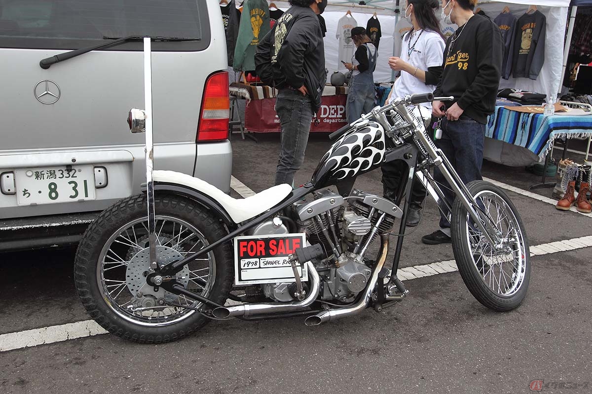 もともと『モーターサイクルスワップミート』としてスタートしたイベントだけに、やはり出店者はバイク関係が多め。新潟のショップ、『トラッシュデポ』から売り出されたチョッパーのように販売車両もチラホラ見受けられます