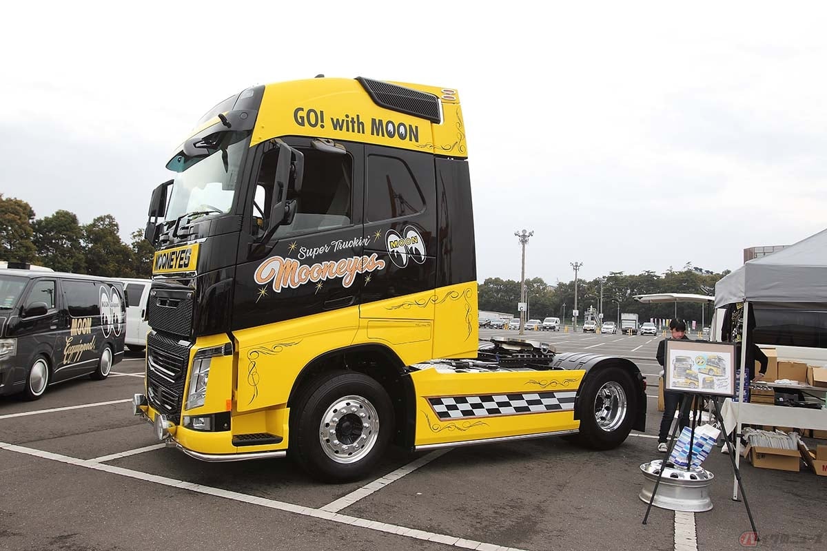 昨年末のYOKOHAMAホットロッドカスタムショーに登場したムーンアイズのVOLVOトレーラーヘッドもお目見えした今回のSCMP。巨大なサイズはインパクト絶大です