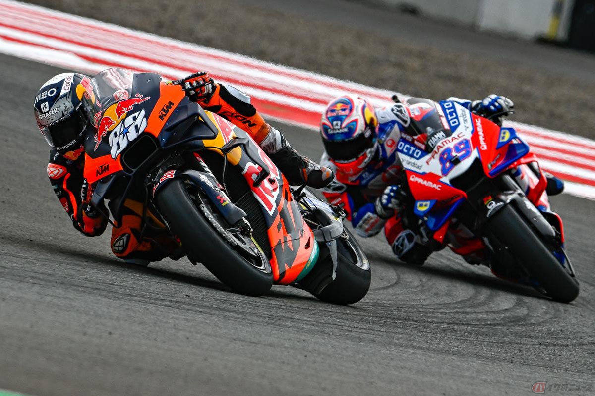 シャーク製のヘルメットを使用するMotoGPライダー、ミゲル・オリベイラ選手(手前)とホルヘ・マルティン選手(奥)