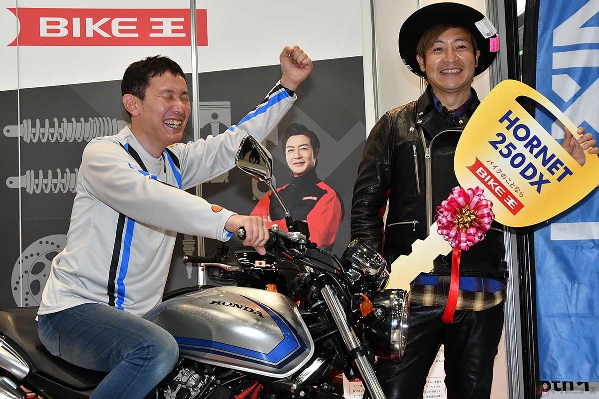 ホーネットの当選を喜ぶ大島さん(左)とバイク王イメージキャラクターのつるの剛士さん(右)