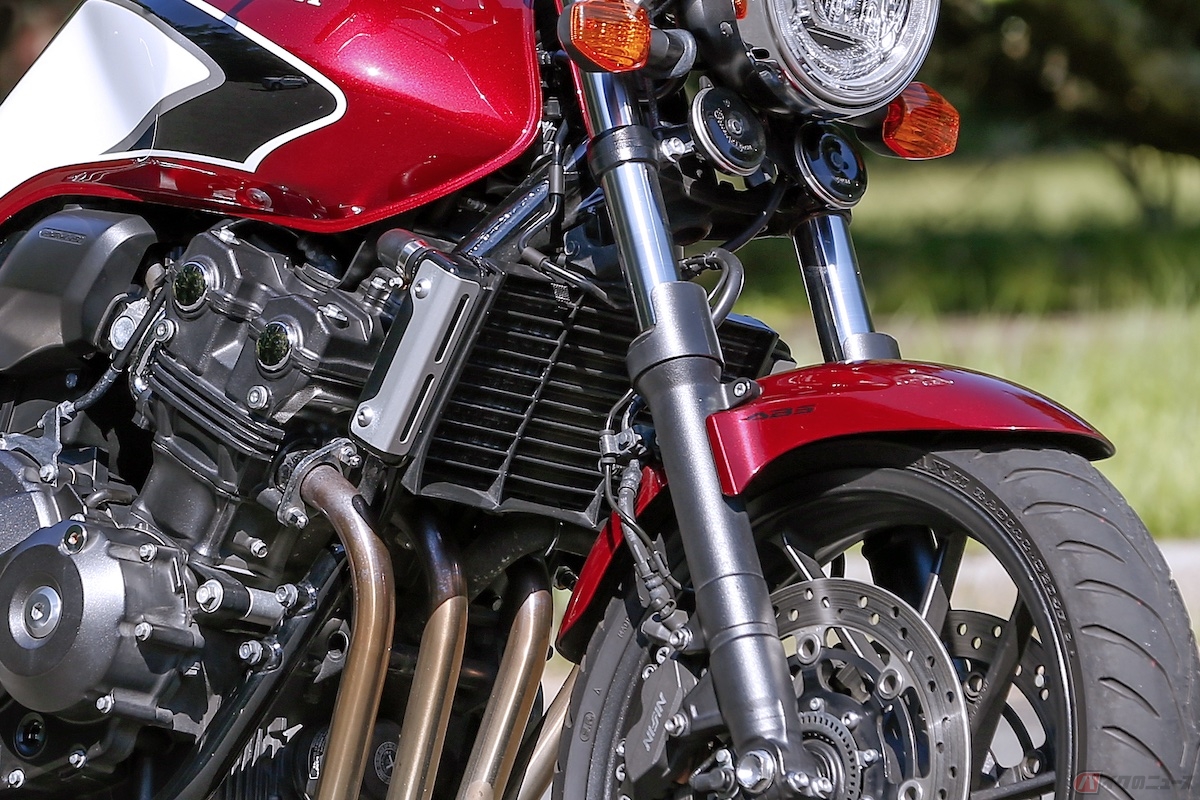 水冷エンジン搭載のバイクならラジエターのクーラント（冷却水）なども定期交換が必要