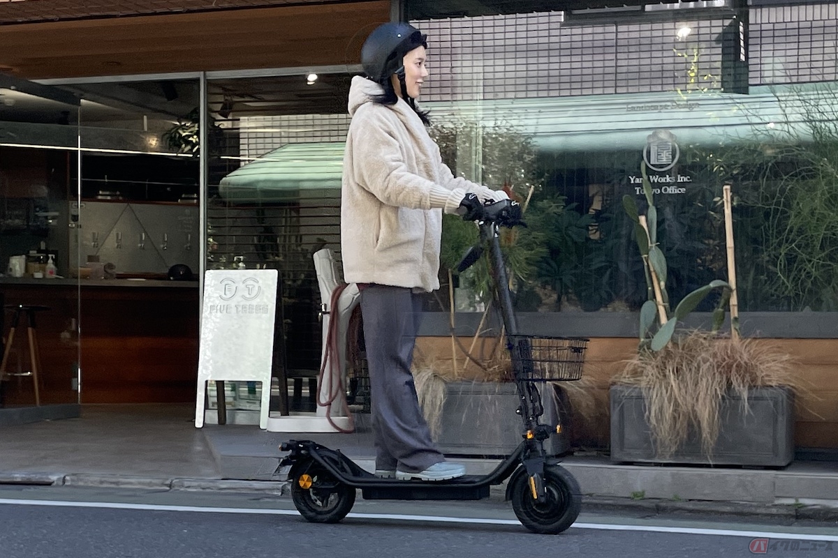 安全に配慮してキックボードで走行するイメージ