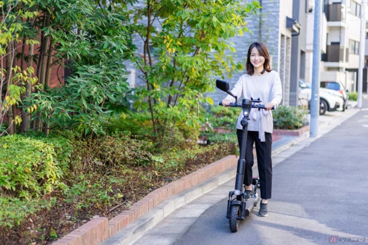 ヘルメット未装着で電動キックボードに乗るイメージ