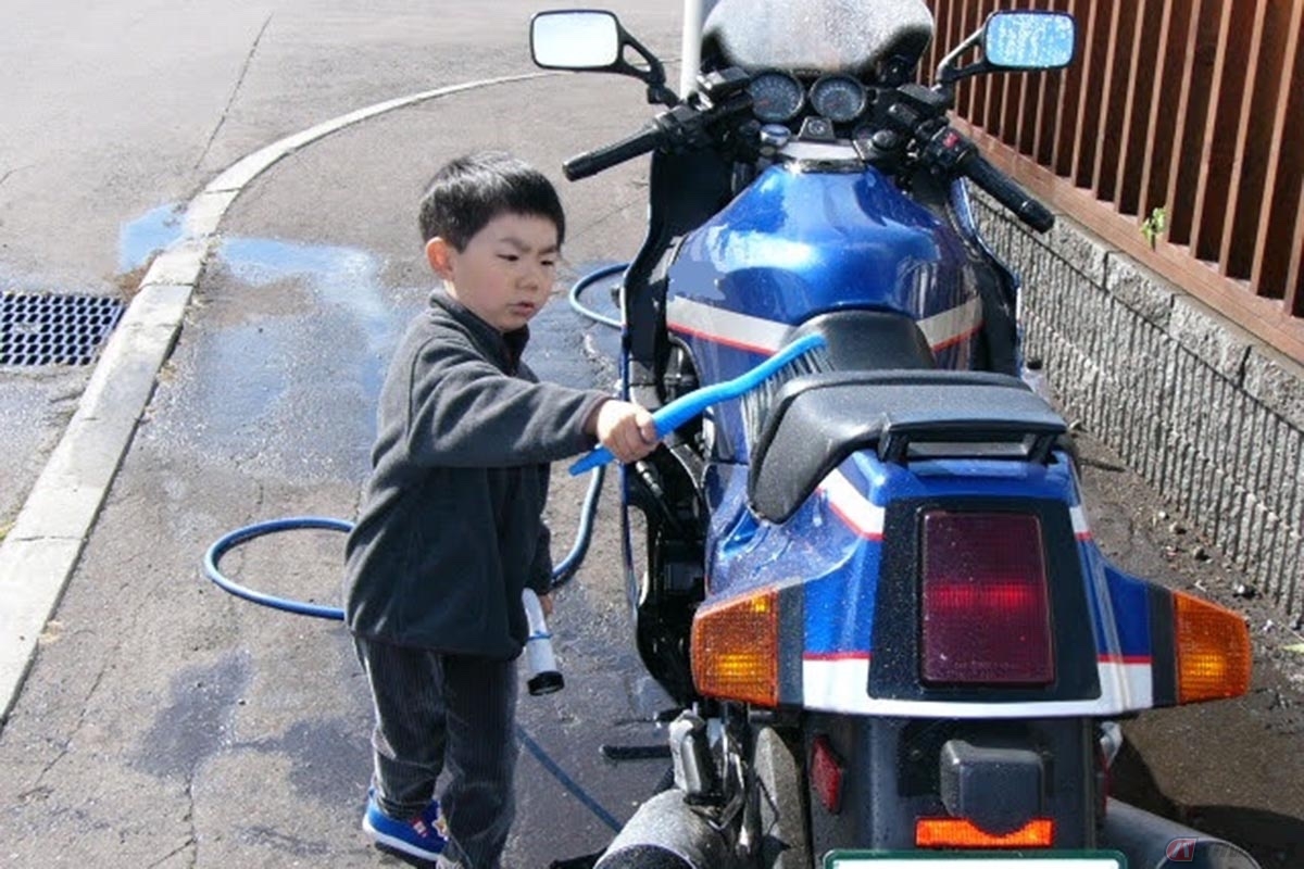 花粉対策の一環としてバイクを洗車する様子