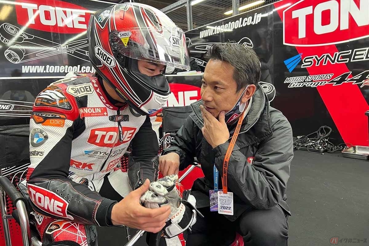 決勝レース後、チームとミーティング中の石塚健選手