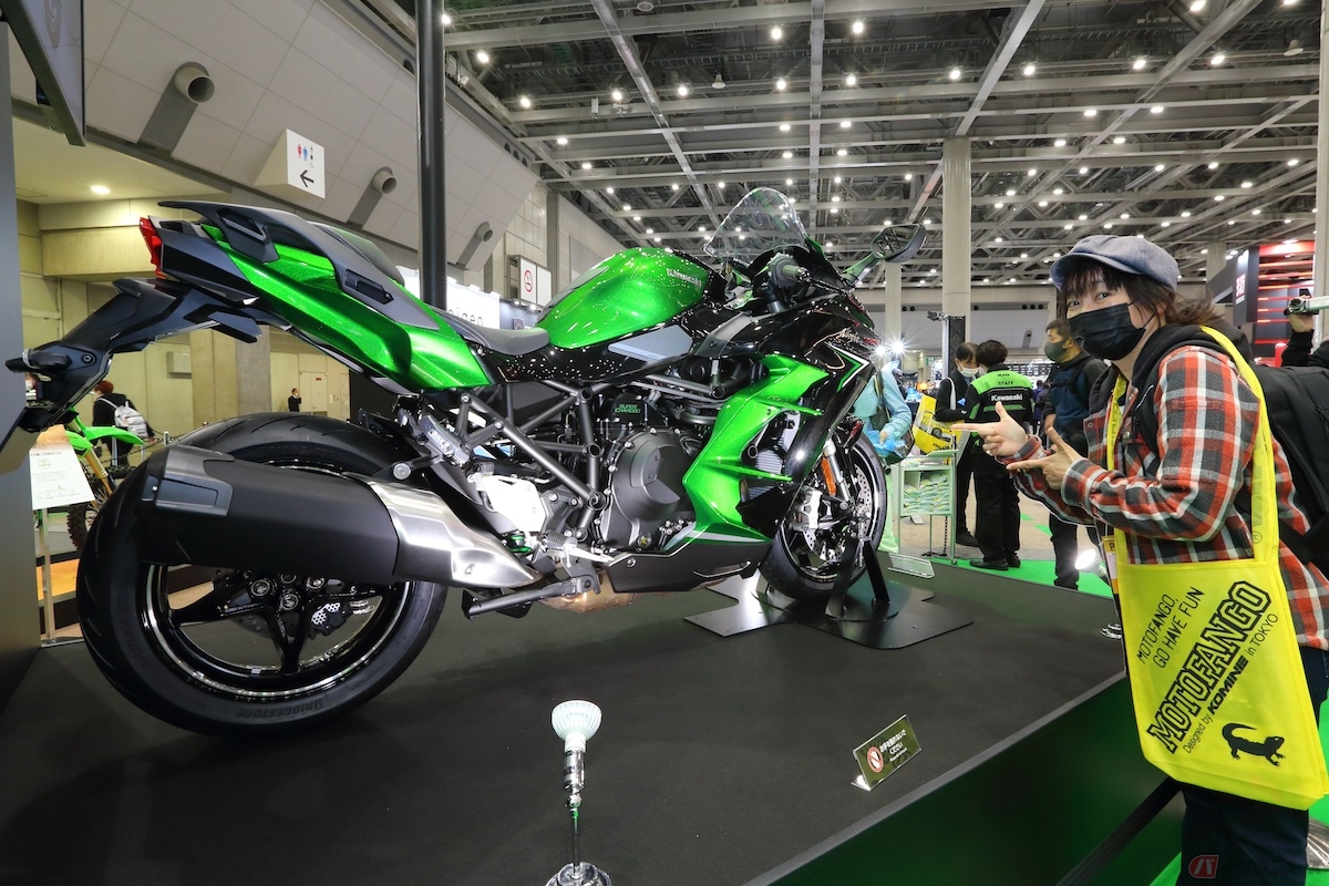 「第49回東京モーターサイクルショー」の会場で取材する筆者(守田二草)