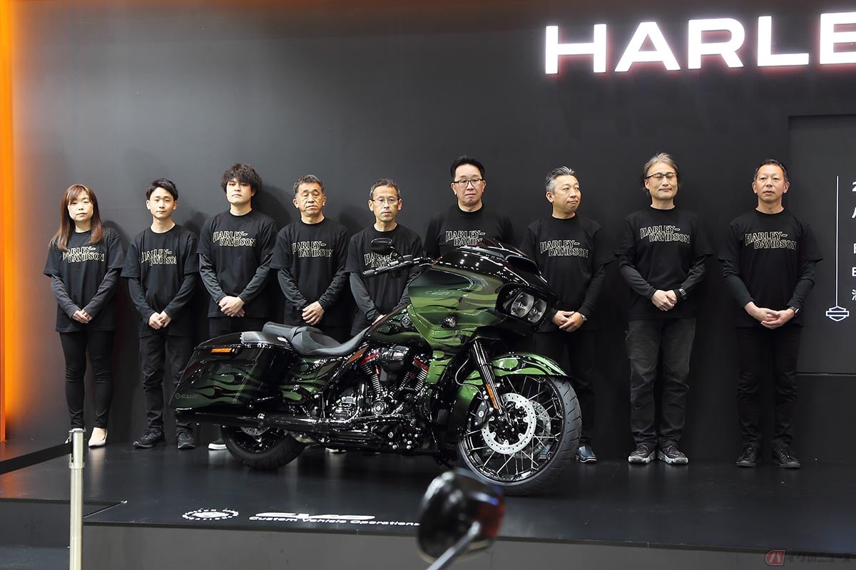 ハーレーダビッドソンジャパンが全国ディーラーをランク付けする『バー&シールドプログラム』で一位を獲得した『ハーレーダビッドソン豊橋』の皆さんも壇上に登場