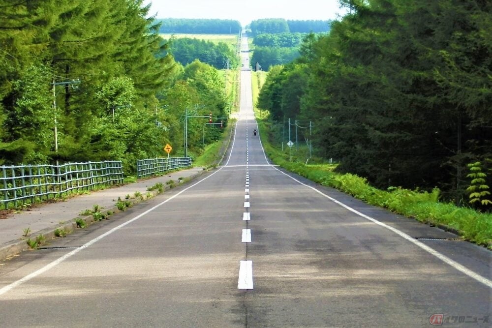 初夏の北海道にある直線道路