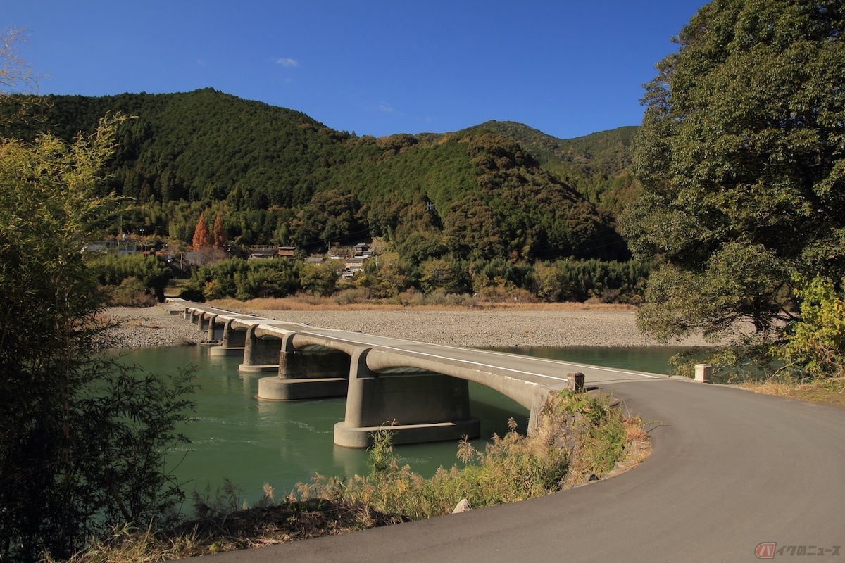 高知県を流れる四万十川に架かる晴天の口屋内沈下橋