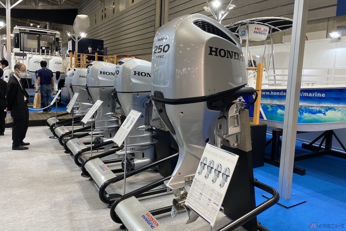 よく見るとバイクを製造しているメーカーさんの船外機も展示されています