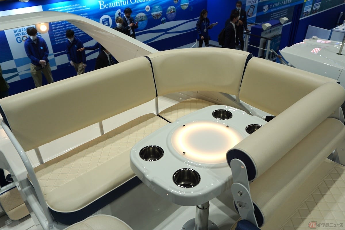 「フライイングブリッジ」には、後方でゆったりとくつろげるソファもあります