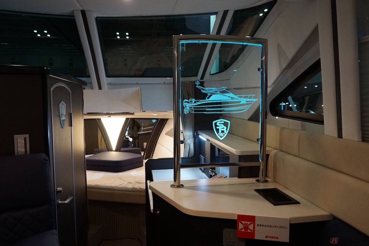 室内空間は、おしゃれな照明や装飾品がラグジュアリーな雰囲気を演出しています