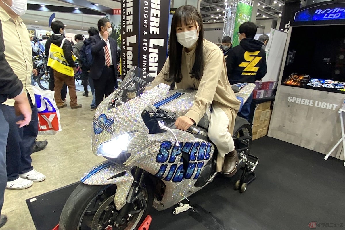 スワロフスキーでデコられた「CBR1000RR」は、キラキラで眩しすぎる