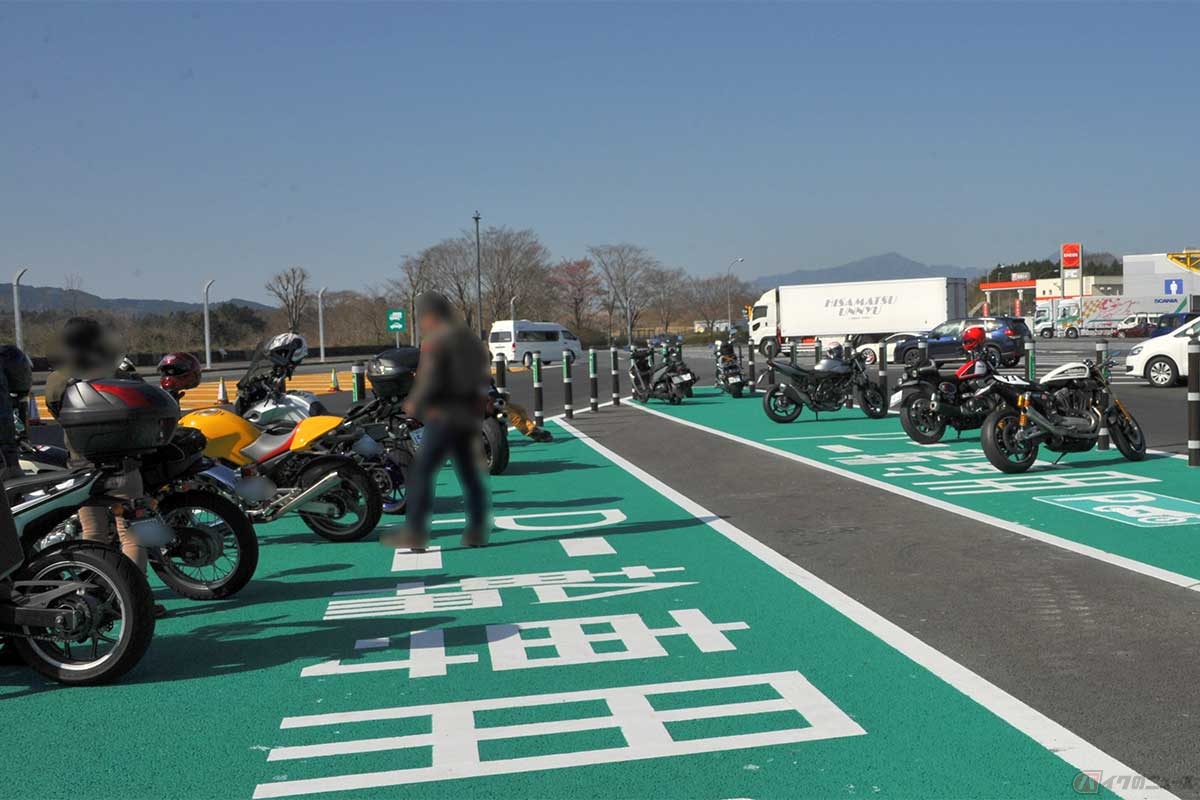 東名「足柄SA」（下り）に新設されたバイク専用駐車場