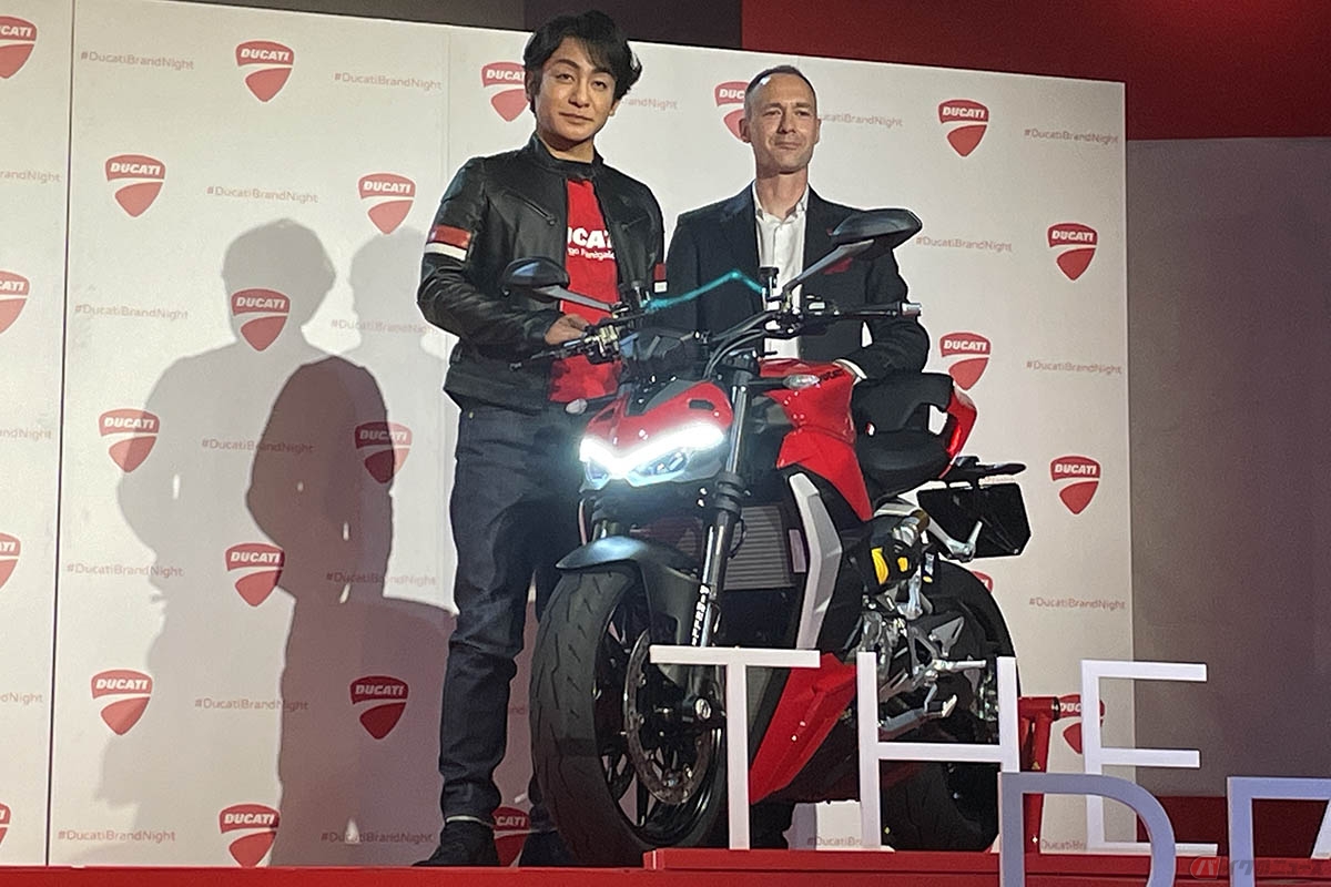 ドゥカティジャパンが開催した新型モデル記者発表会で登壇したマッツ・リンドストレーム社長(右)と片岡愛之助さん