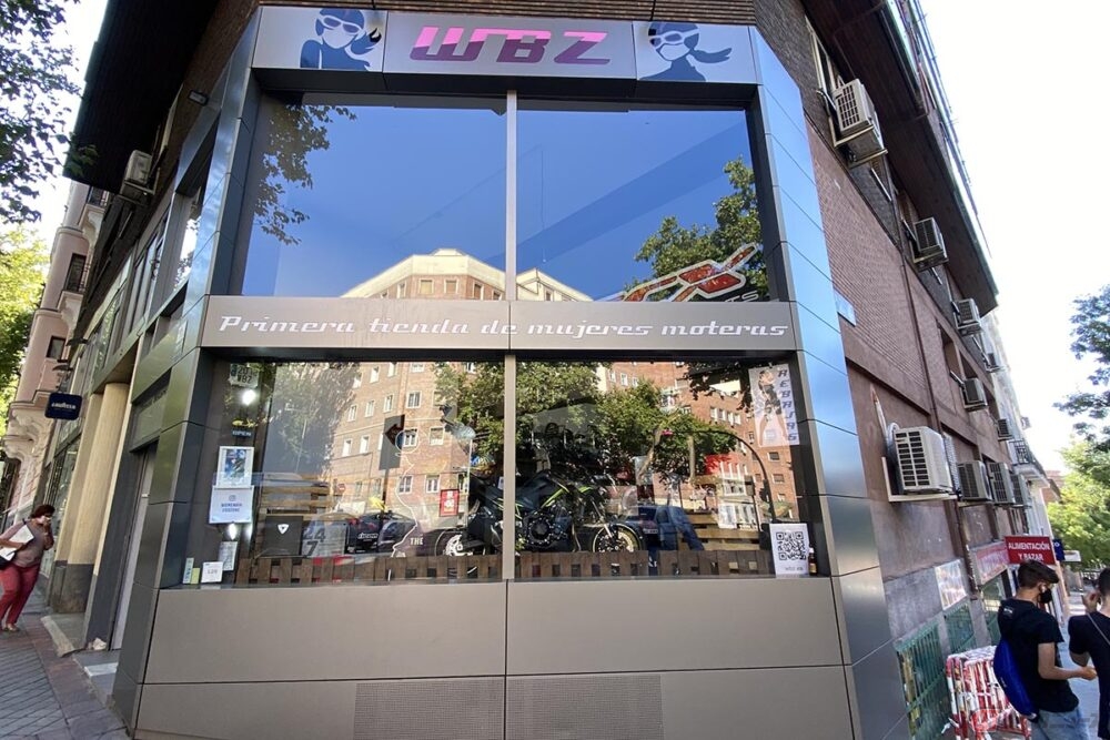 スペインの女性ライダーに特化したショップ「WBZ Woman Bikers Zone」