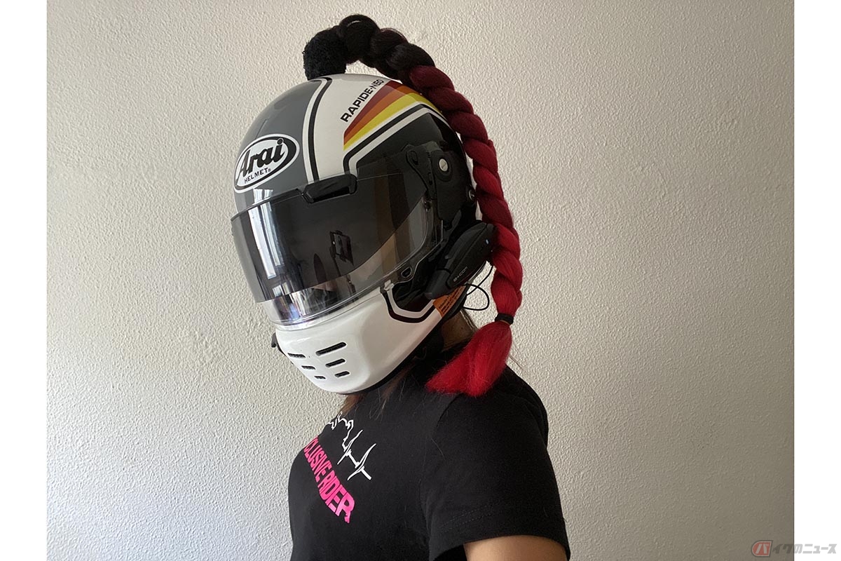 「WBZ Woman Bikers Zone」オーナーさん一押しの“つけ毛”をヘルメットに装着した岸田彩美さん