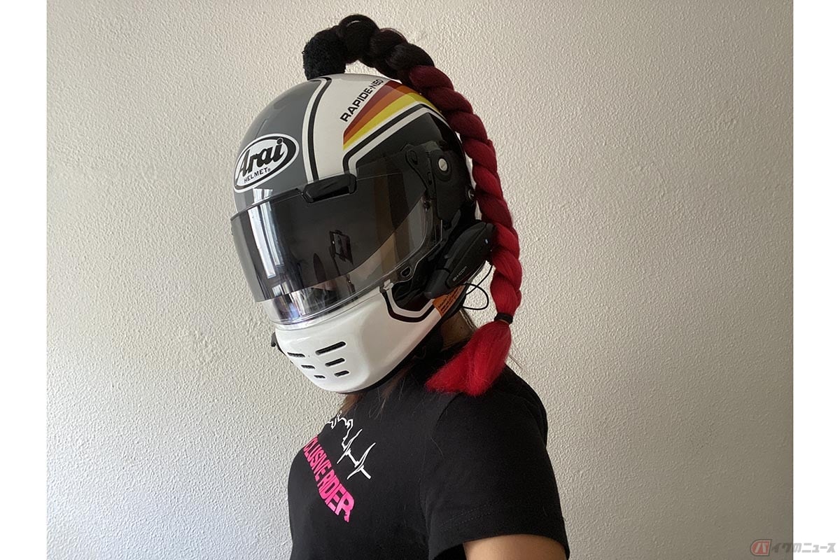 「WBZ Woman Bikers Zone」オーナーさん一押しの“つけ毛”をヘルメットに装着した岸田彩美さん