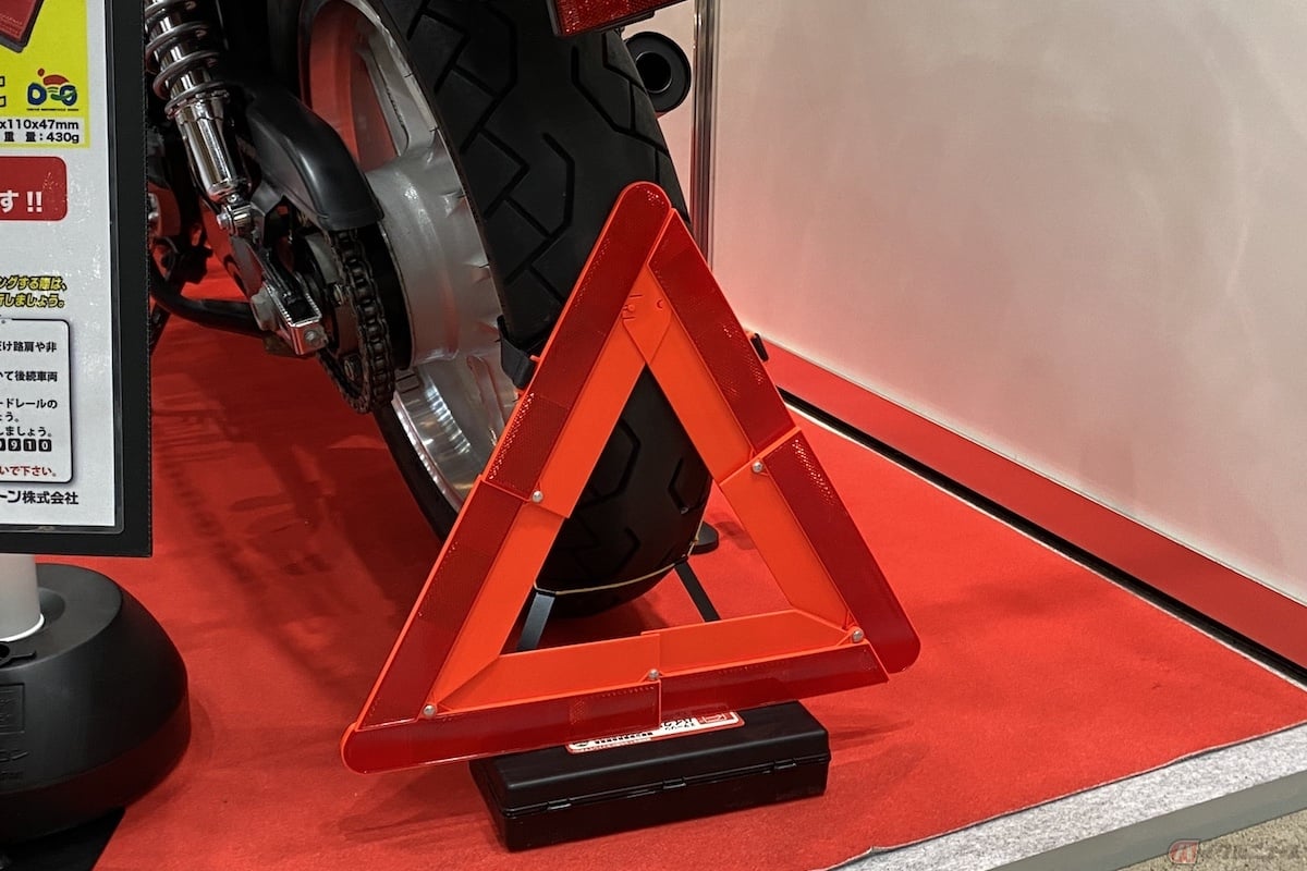 やむを得ず高速道路上で路肩に停車する際は、二次事故防止のために「三角表示板」の設置が必要