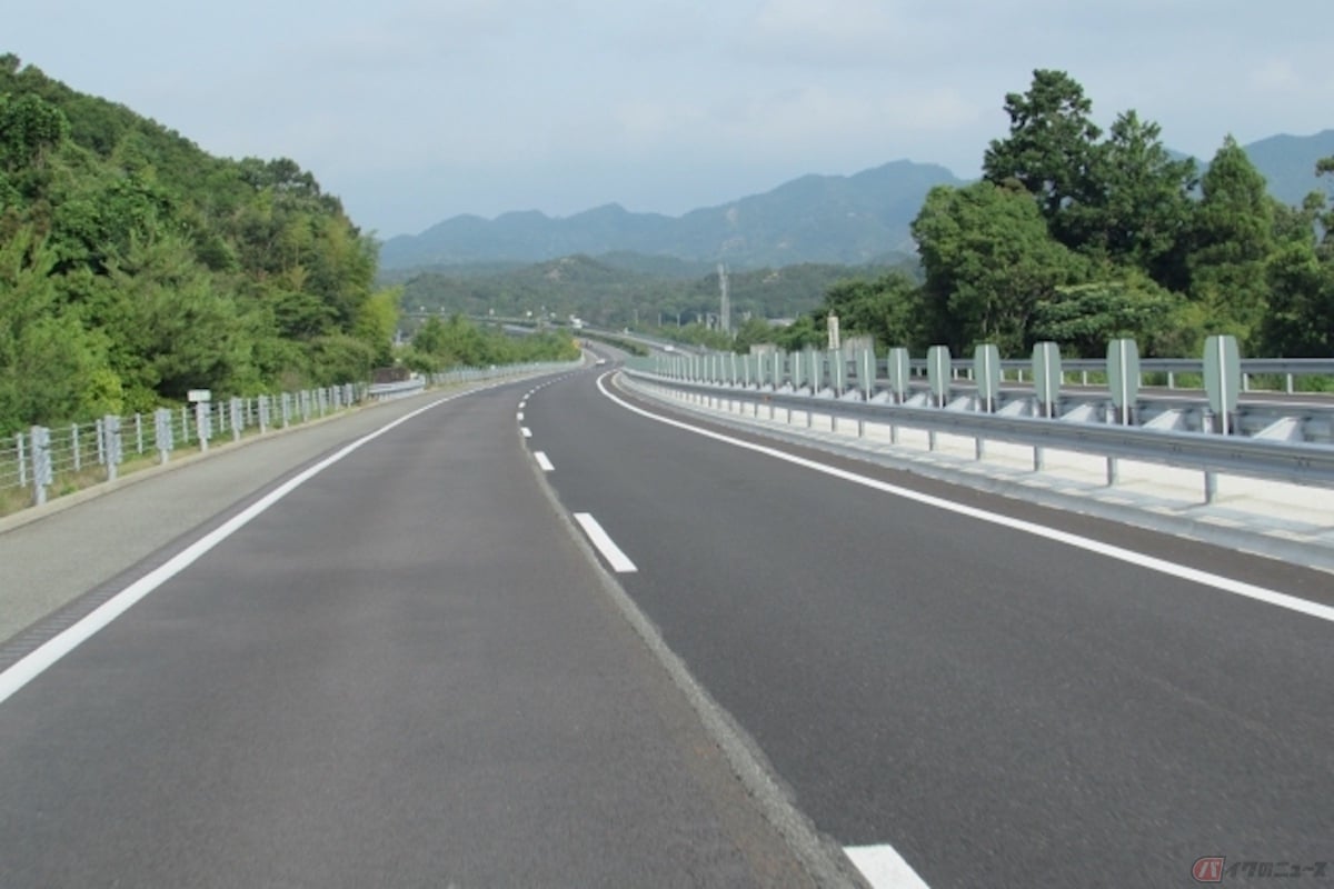三角停止板は、高速道路および自動車専用道路上で後続車からの追突などの事故を防止するための停止表示器材です