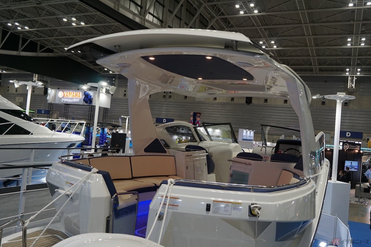 船内は屋根もあってテラスのような雰囲気