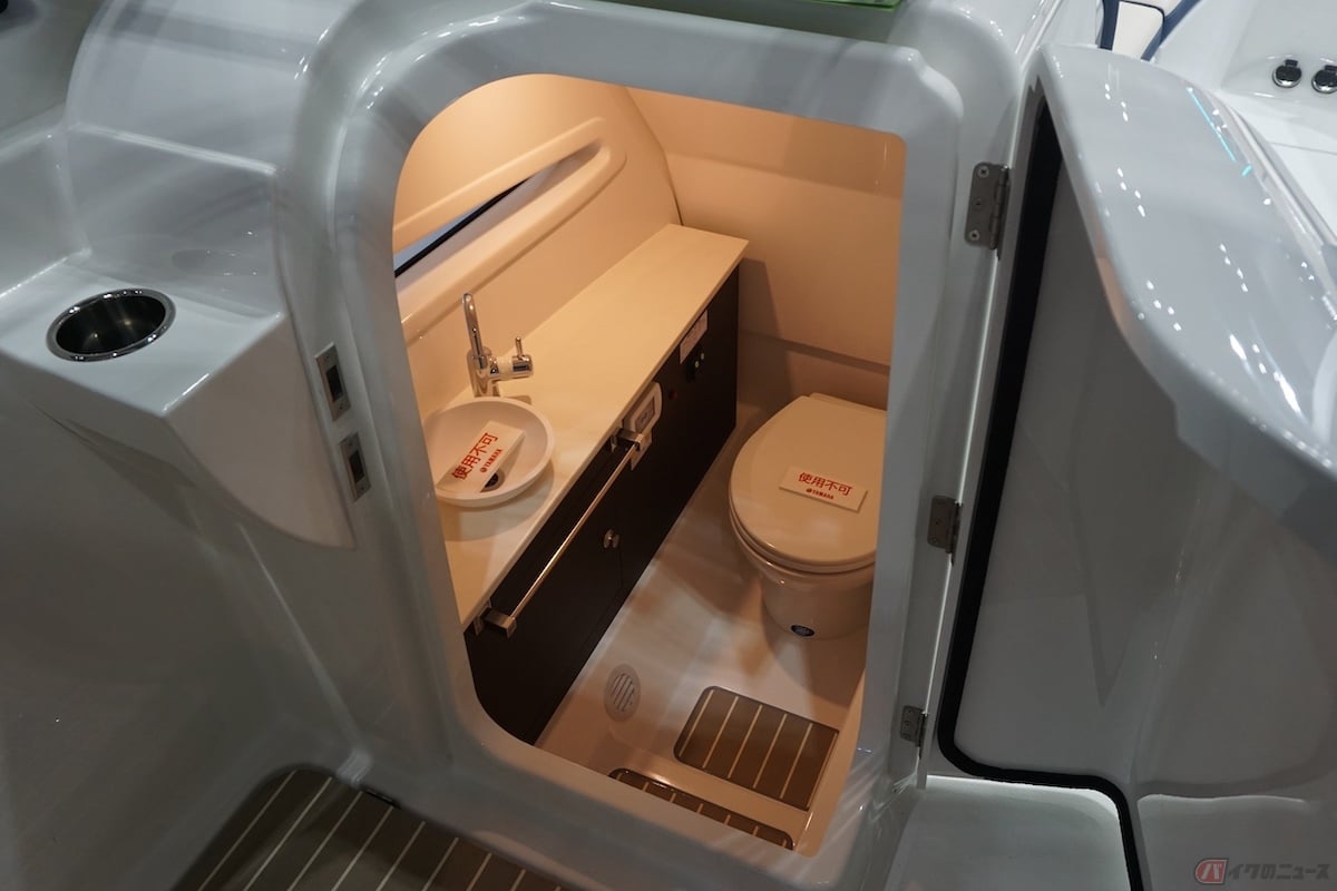 気になるトイレはちょっと下がったところに設置されています