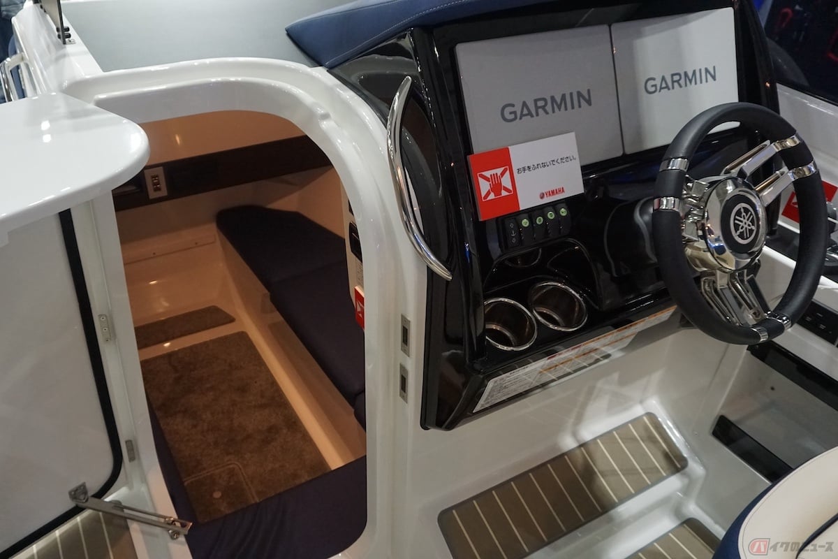 グラスコクピットのすぐ横にある扉を開けたら、リラックススペースがあります