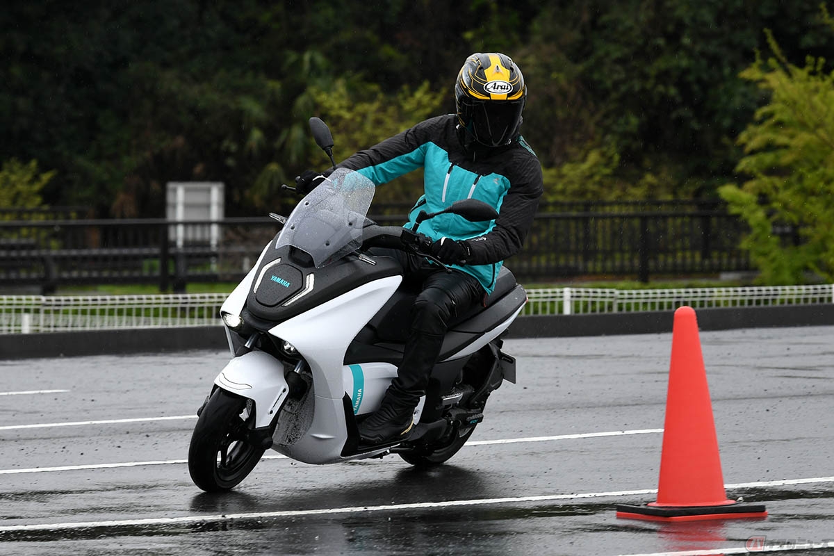 ヤマハ最新の電動バイク「E01」に試乗する筆者(青木タカオ)