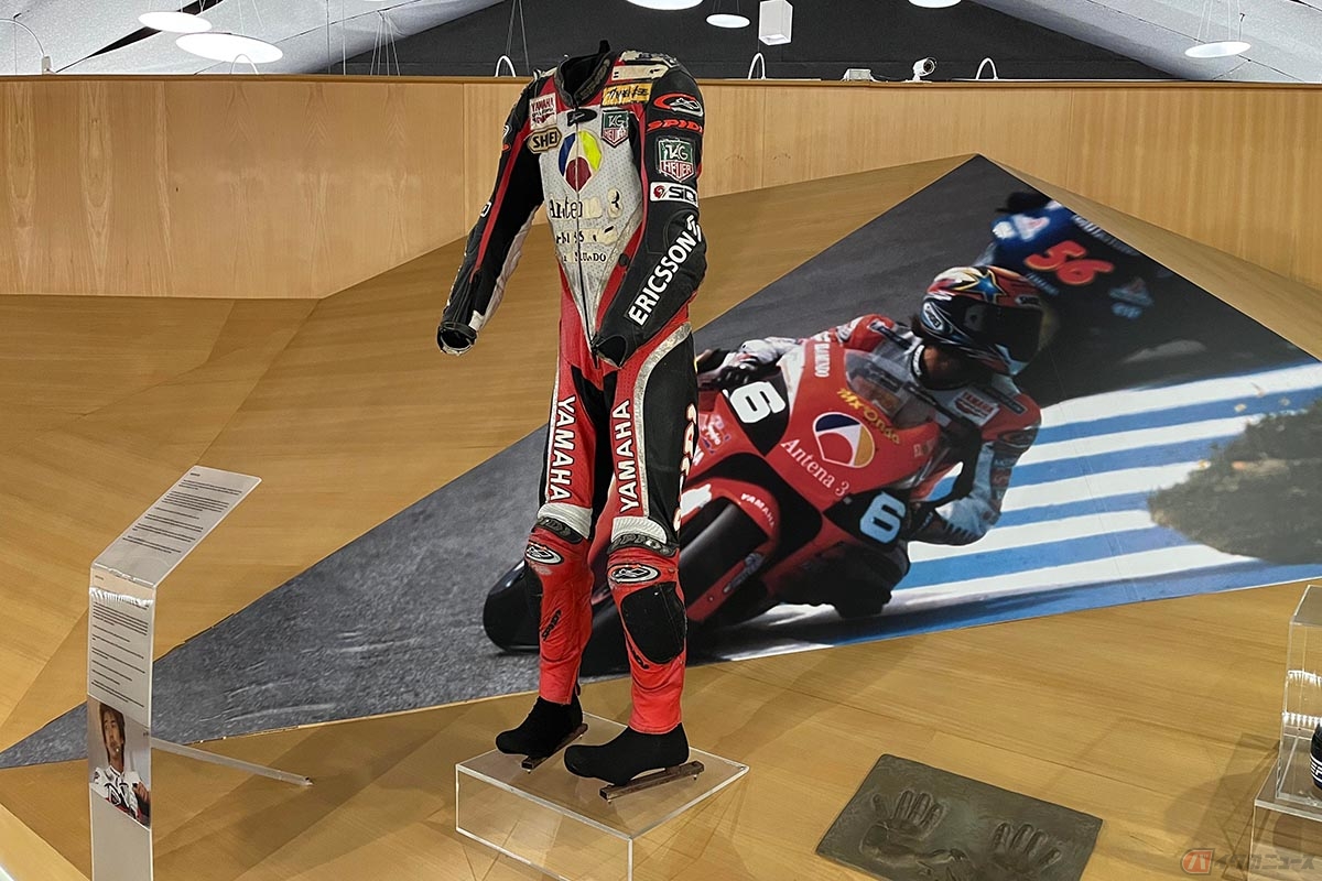 MotoGPに参戦していた日本人ライダーのノリックこと阿部典史選手の装具も展示