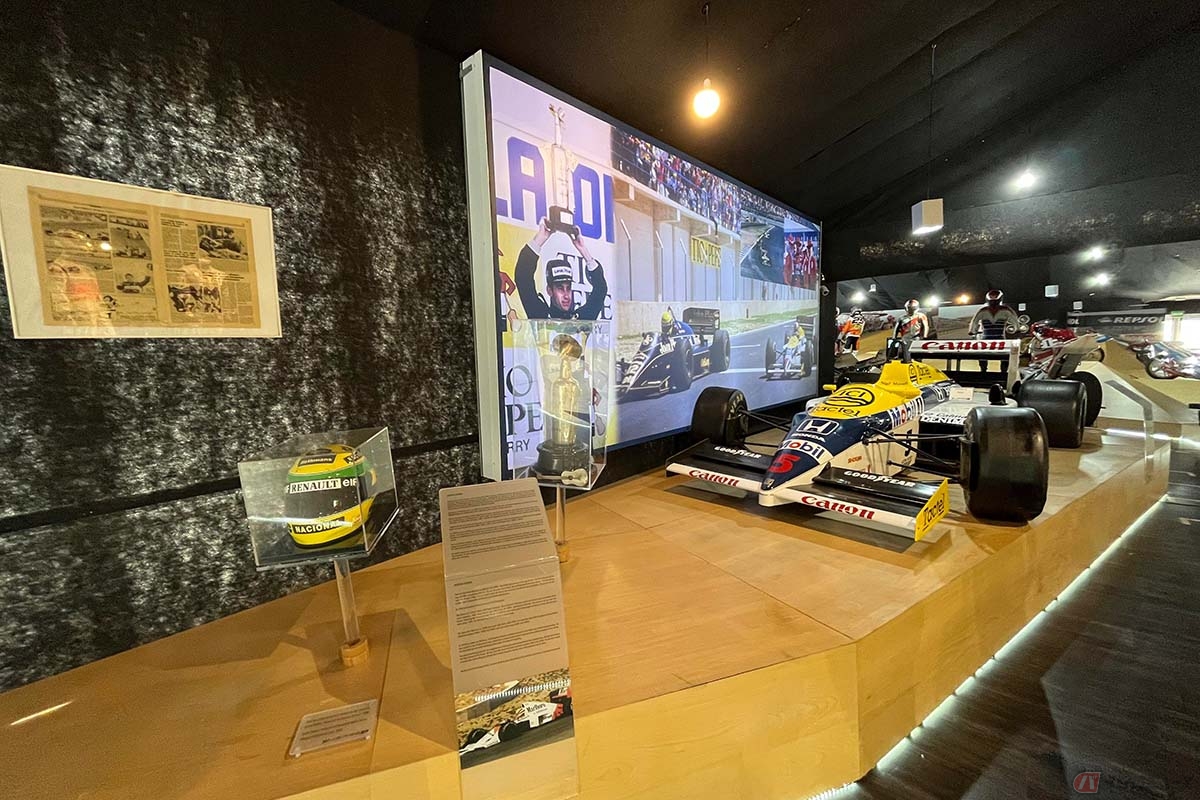伝説のF1ドライバー故アイルトン・セナが駆ったマシンもヘルメットと共に展示されています