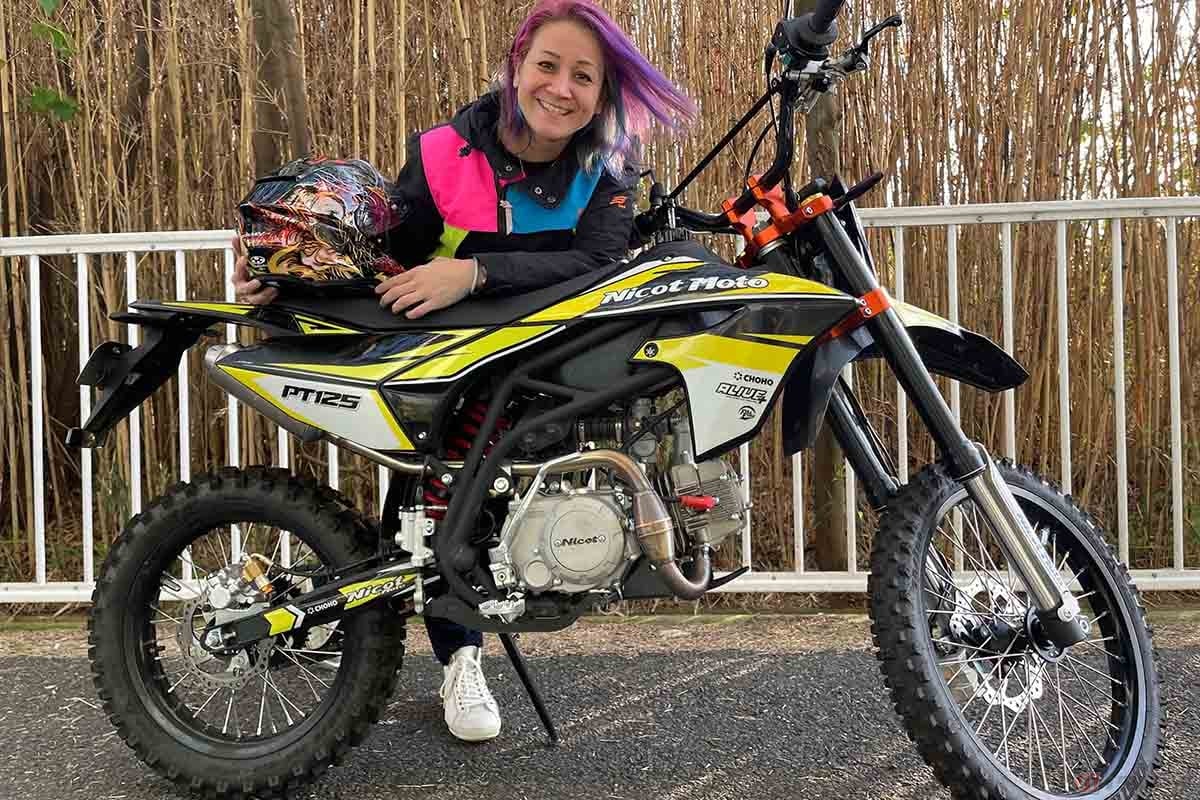 nicot motorcycle「PT125」とクリステル・チアリさん