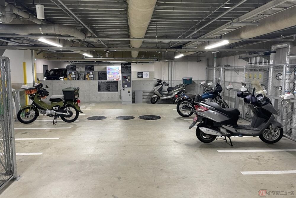 バイク用の屋内型駐輪場