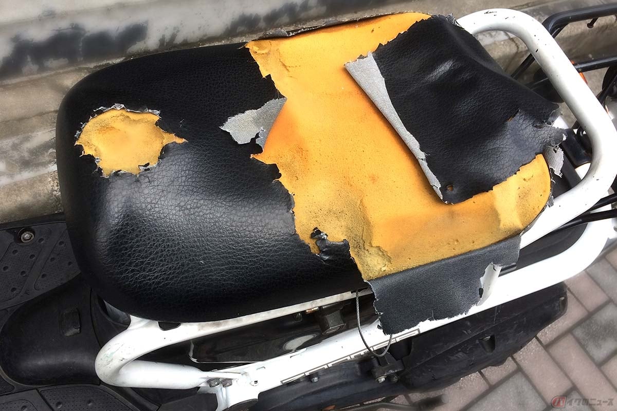 バイクシートの「あんこ」はポリウレタン