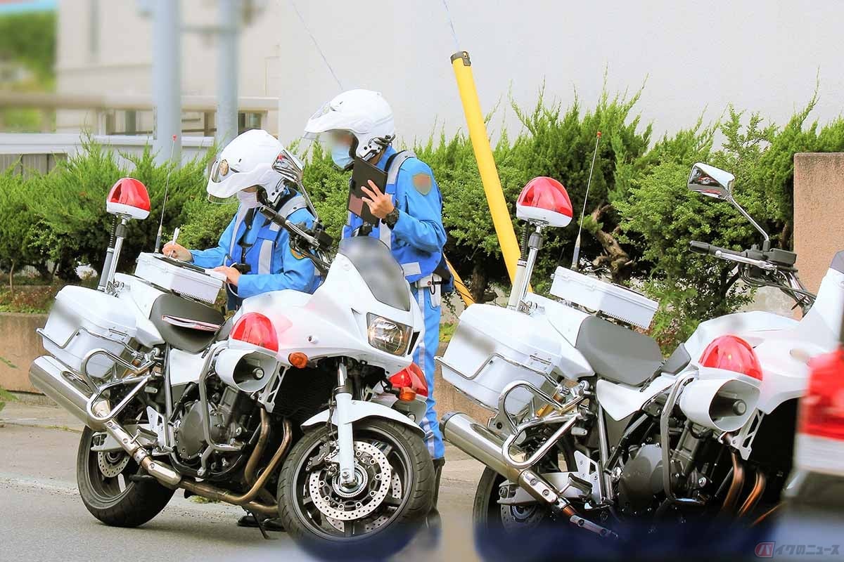 交通違反を取り締まる白バイ隊員