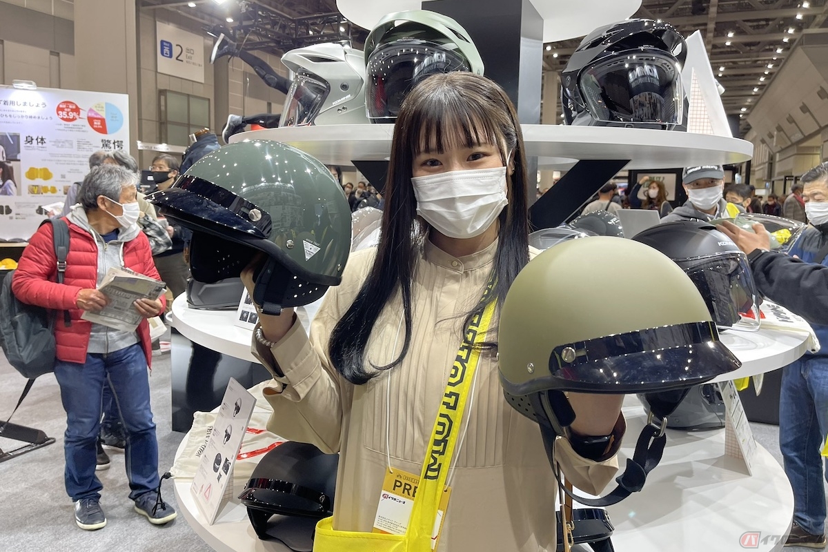 「KOMINE」ブースには、ハーフキャップのような可愛いヘルメットを見つけた