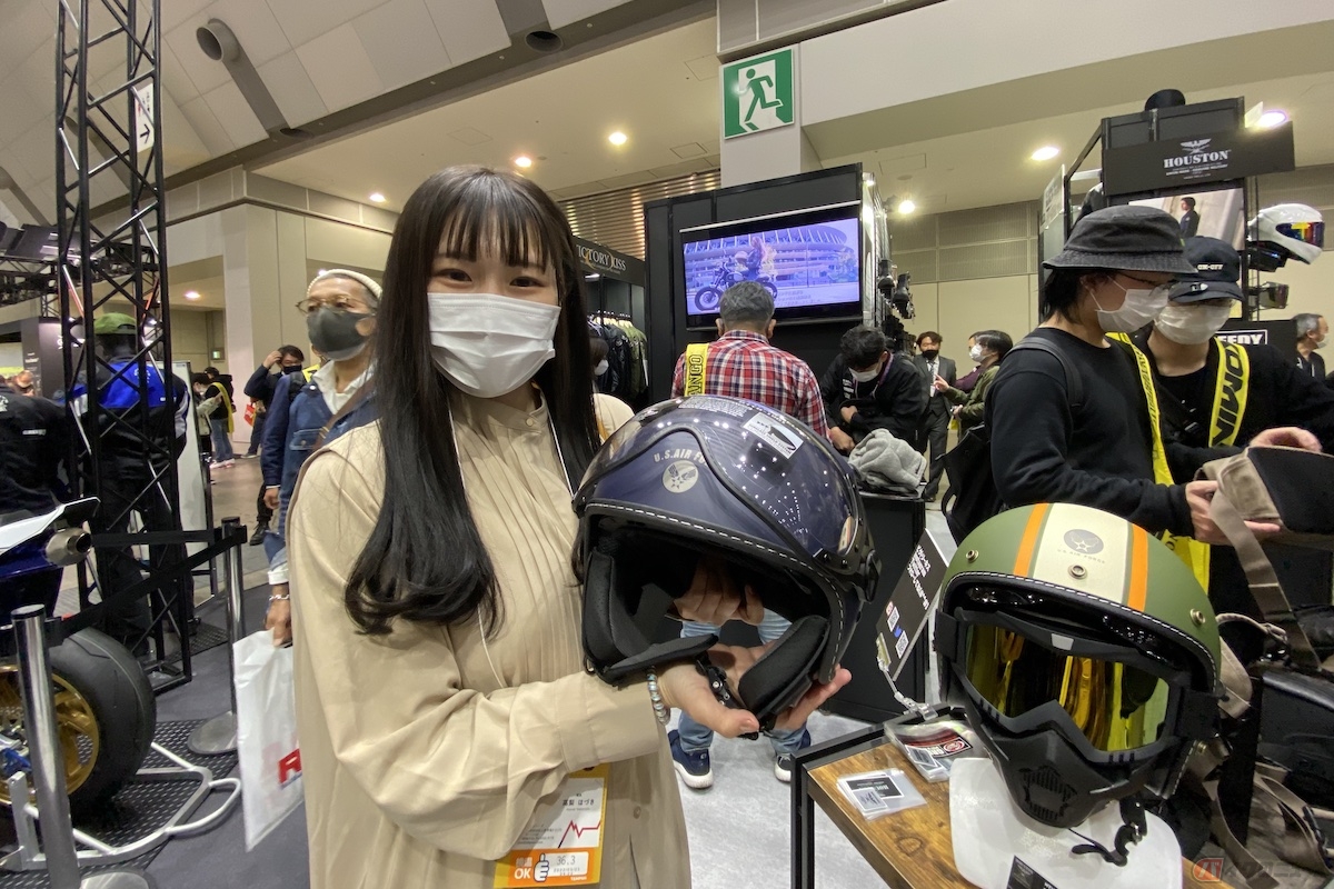 「HOUSTON」ブランドのブースではゴーグルが付いてるヘルメットを展示
