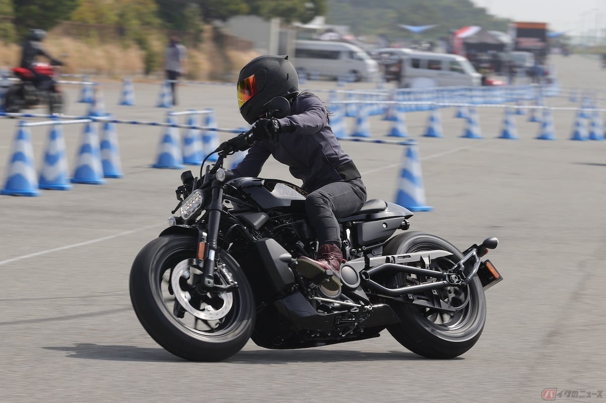 コーナリングは、車体を大きく動かそうと思わなくても意外と楽に曲がる