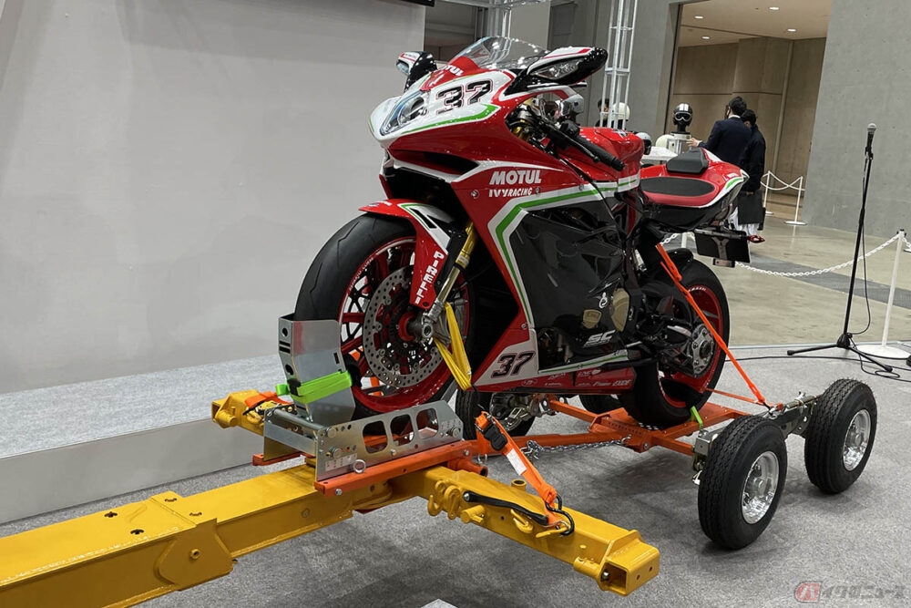 2022年開催の東京モーターサイクルショーでも公開されたJAFの二輪車けん引用アタッチメント