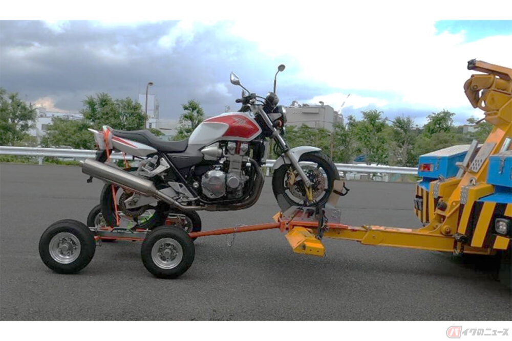 原付（50cc）から大型バイク（1300cc程度）まで対応するJAFの二輪車けん引用アタッチメント