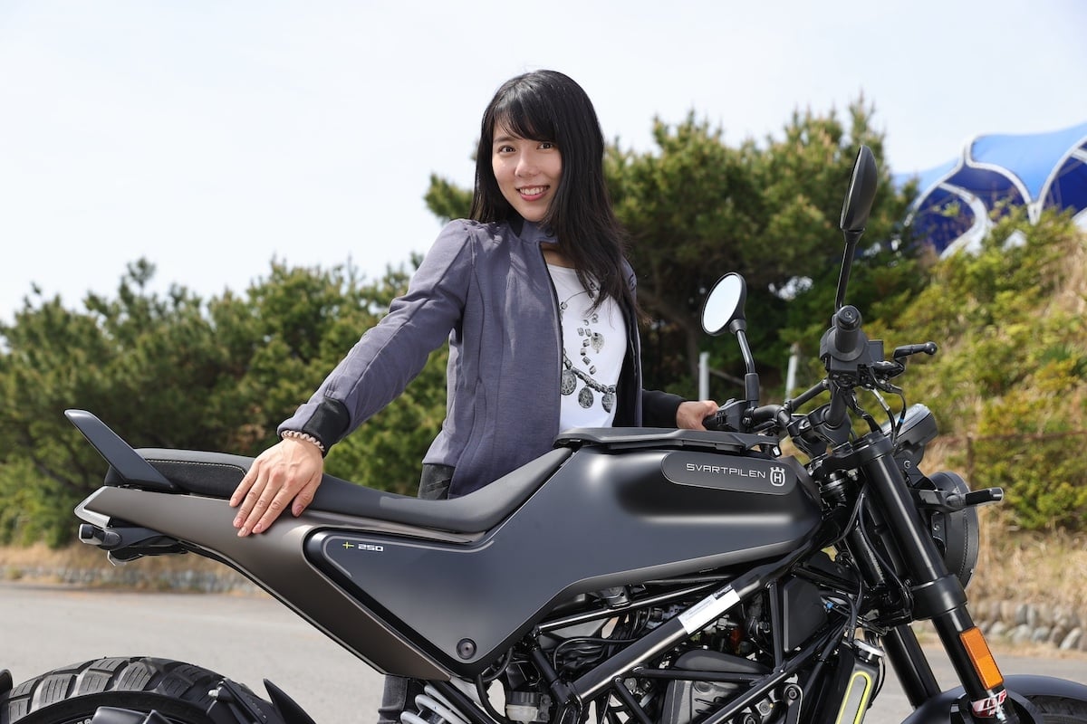タンクからシートにかけての直線的なデザインもスヴァルトピレン250の特徴