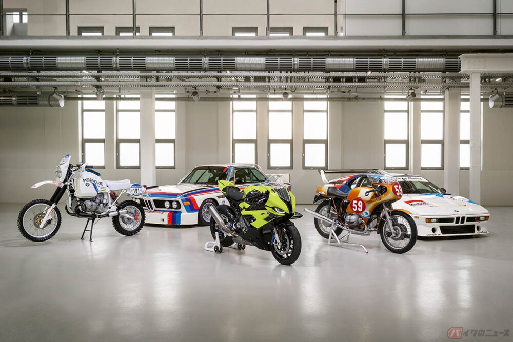 BMW Motorrad「M 1000 RR 50 Years M」と「BMW R 90 G／S Paris Dakar」（左）、「BMW R 90 S Race bike」（右）