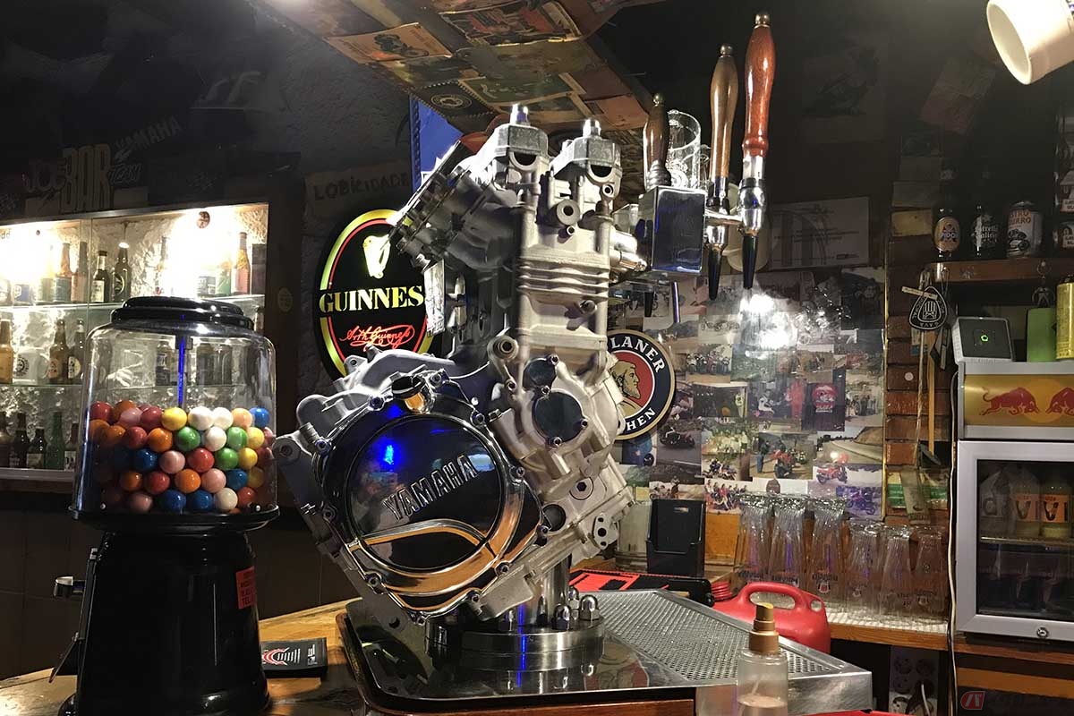 岸田彩美さんが訪れたPaddock Motard Bar。ヤマハ製エンジンを改造したビールサーバーが目を引きます