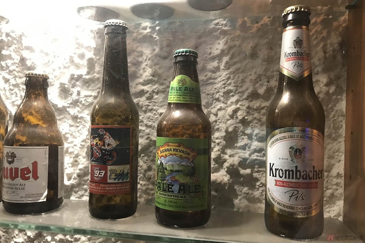 岸田彩美さんが訪れたPaddock Motard Bar。マルク・マルケス選手のラベルが使用された瓶ビールもディスプレイされていました