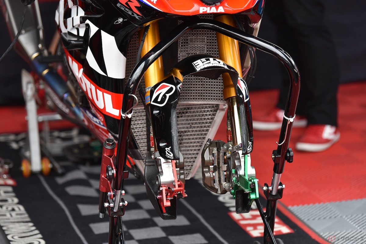 競技用バイクは、走行後に各部のメンテナンスが行われます