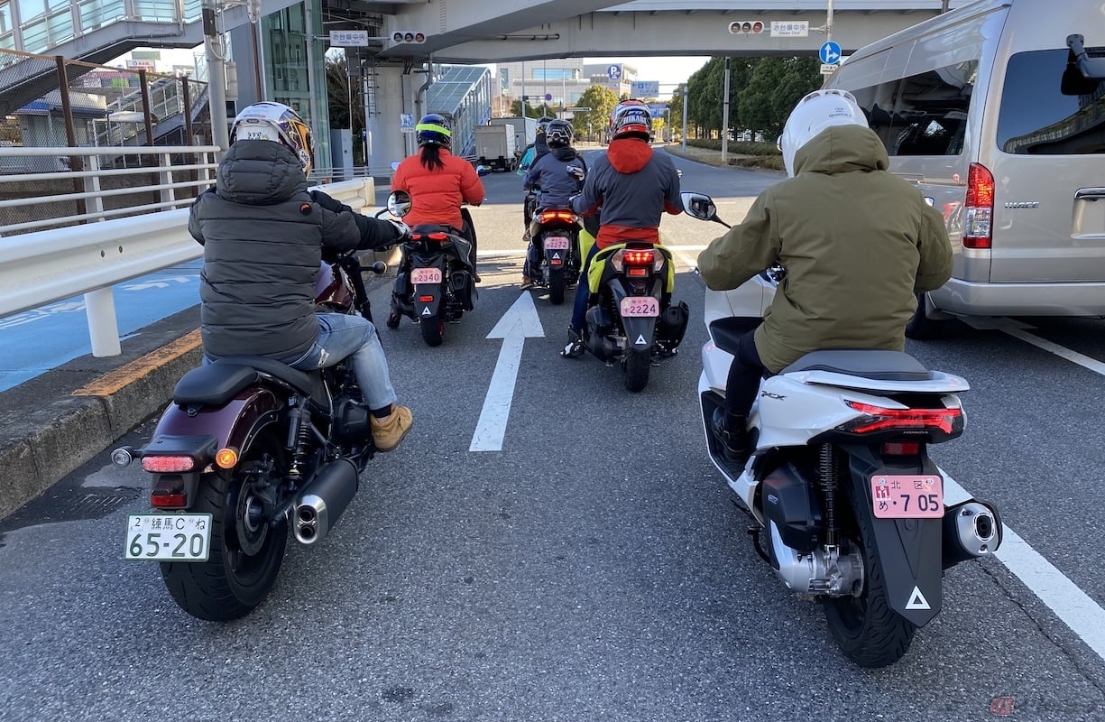バイクの並列走行については、道路交通法上の禁止規定が明文化されていません