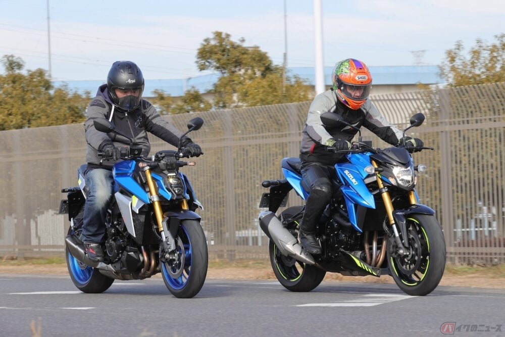 追い越し時以外で2台のバイクが並んで走行することは安全を確保するためにも避けましょう