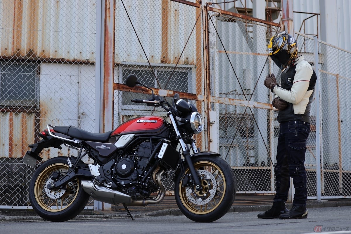 火の玉タンク仕様の「Z650RS 50th Anniversary」と筆者(青木タカオ)