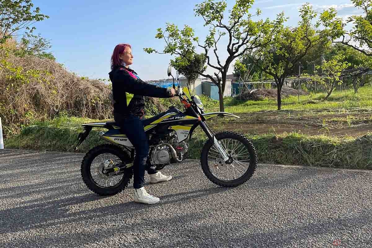 nicot motorcycle「PT125」にまたがるクリステル・チアリさん