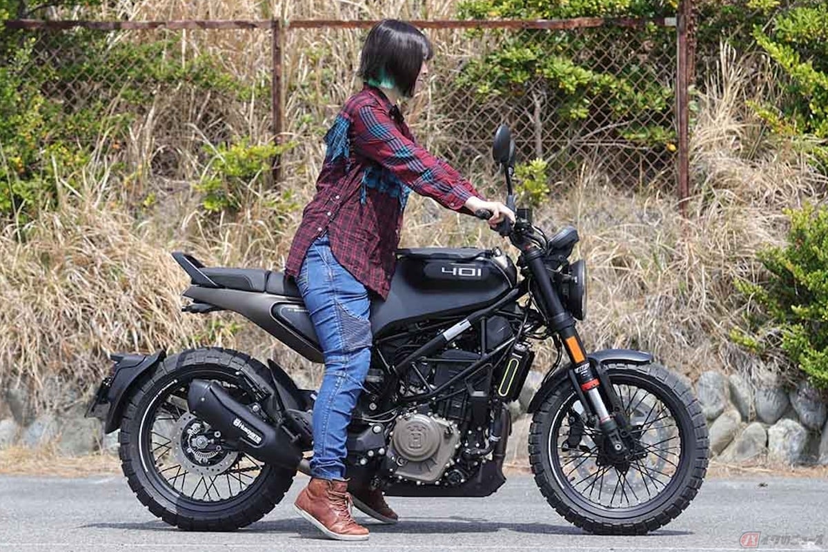 ハスクバーナ「SVARTPILEN 401」の足つきは良好(身長165cm)