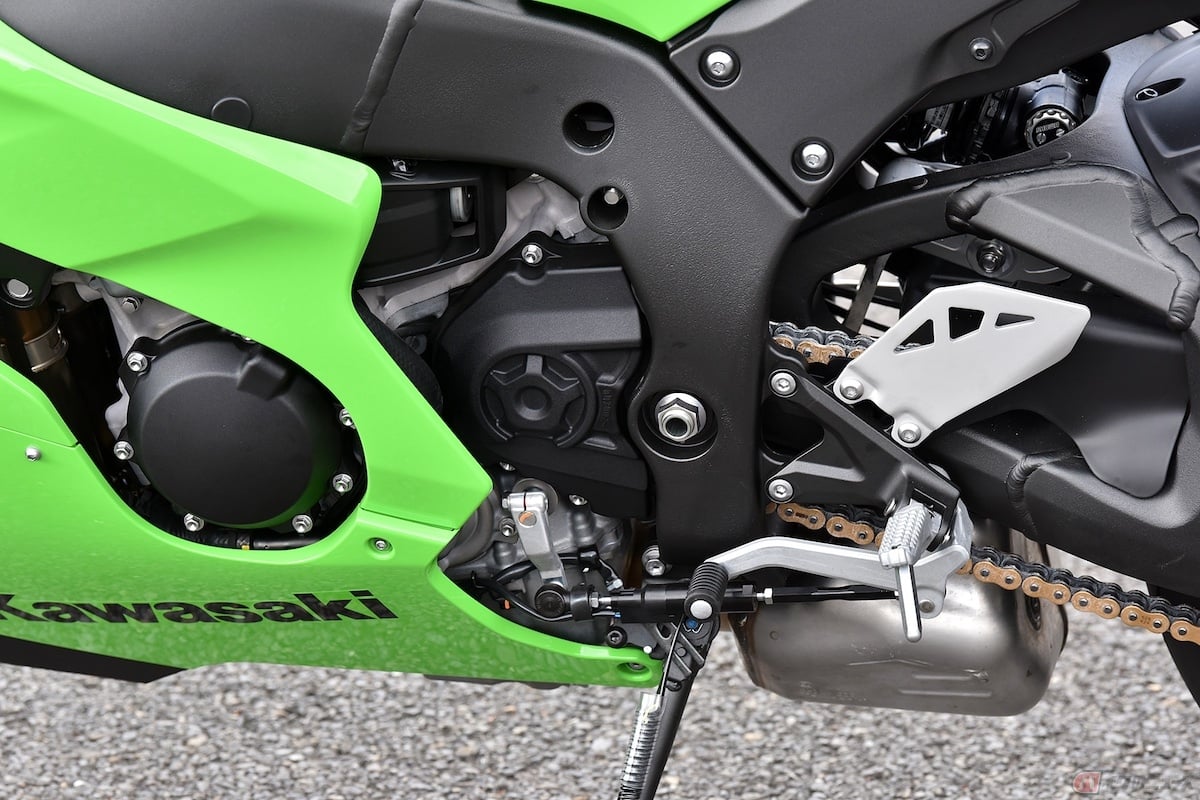 KQS(カワサキクイックシフター)を装備する「ZX10-RR」